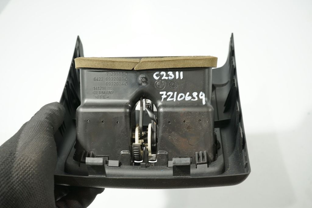 Rear air vent grill (10)