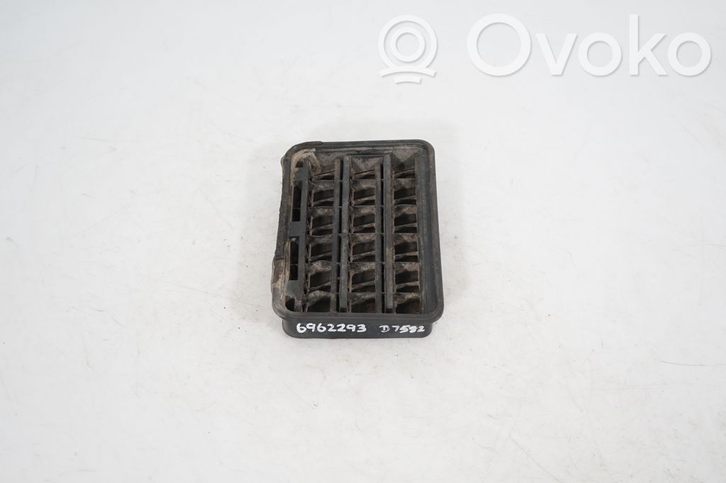 Quarter panel pressure vent (2)