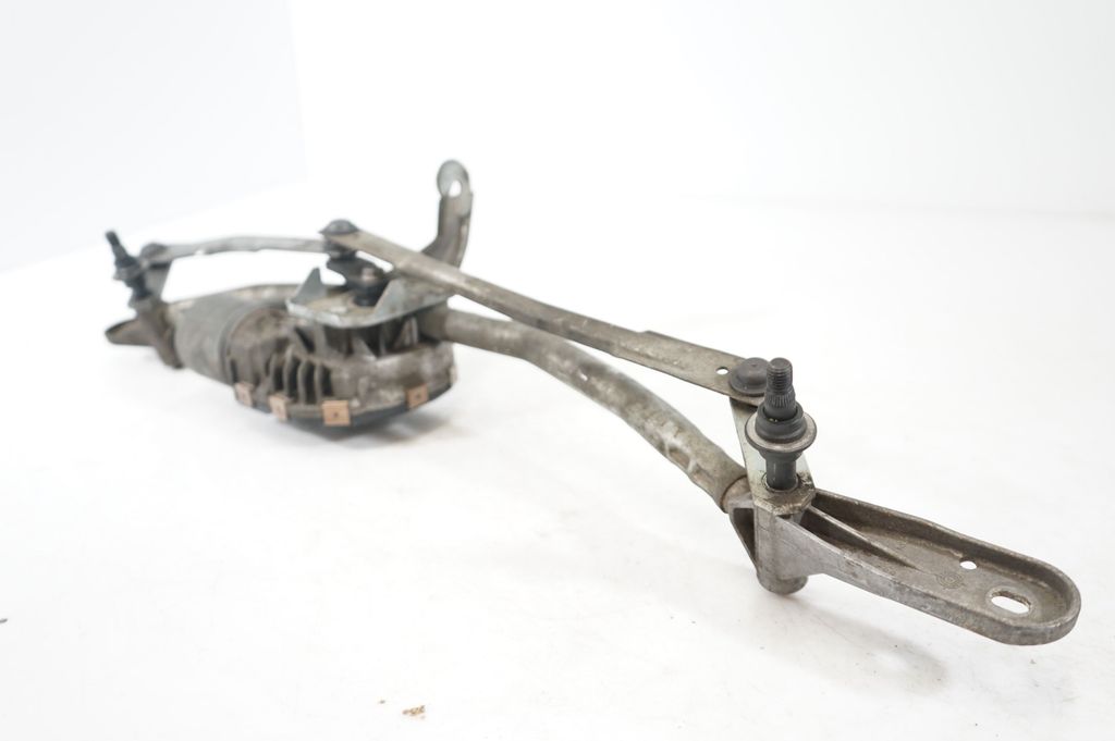 Front wiper linkage and motor (6)