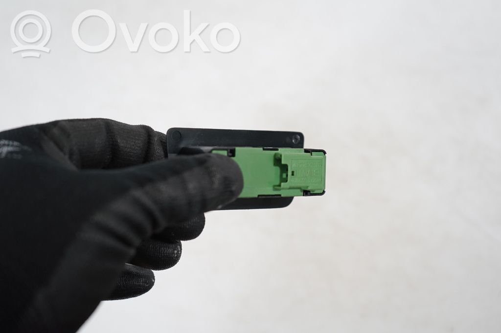 Central locking switch button (7)