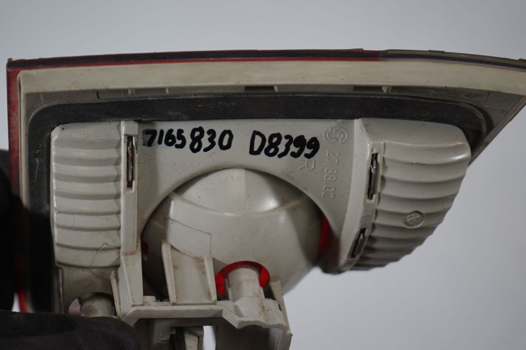 Tailgate rear/tail lights (8)