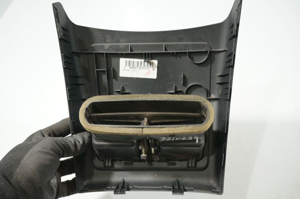 Rear air vent grill (8)
