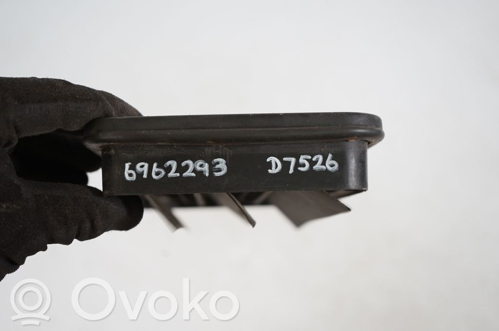 Quarter panel pressure vent (8)