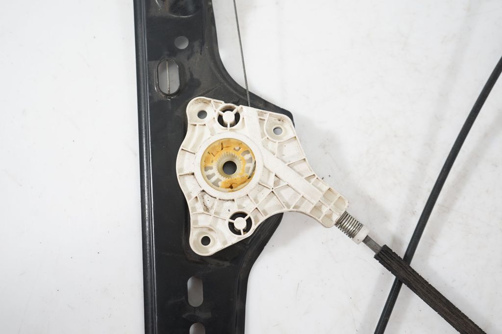 Front door window regulator with motor (8)