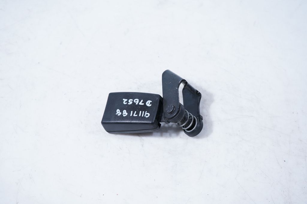 Rear seatbelt buckle (3)