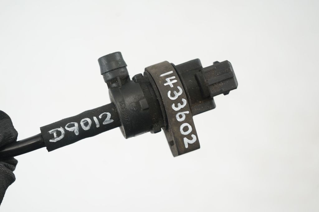 Vacuum valve (7)