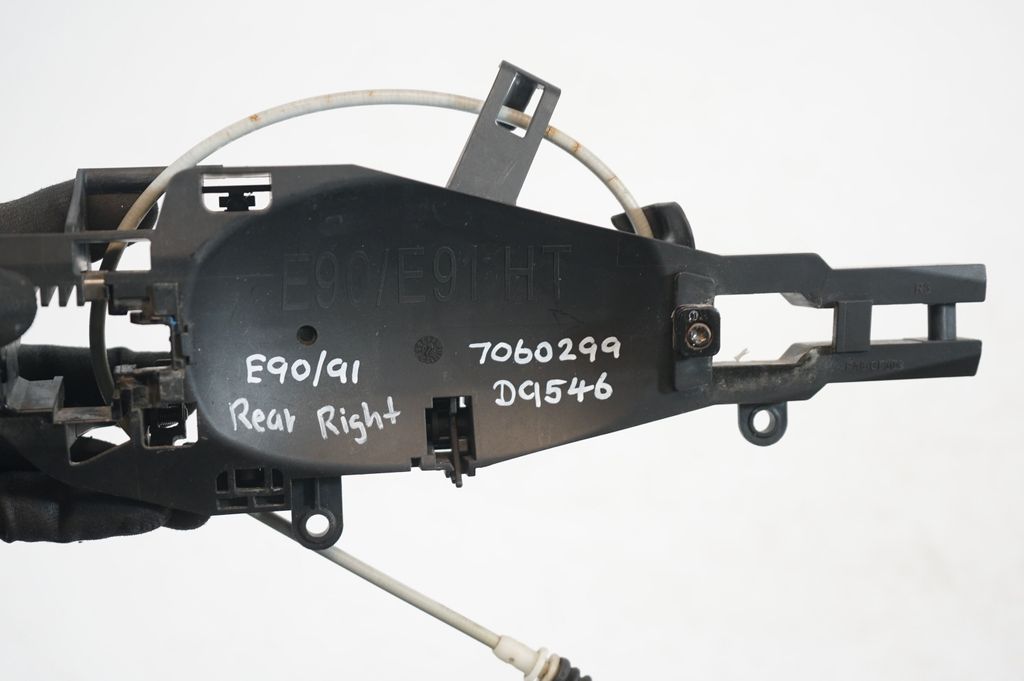 Rear door exterior handle/bracket (7)