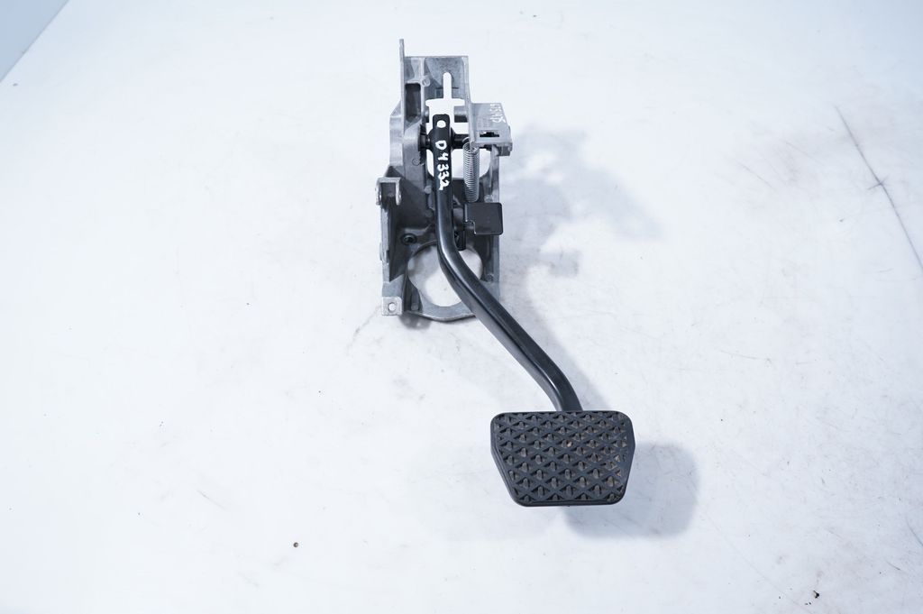 Brake pedal (4)