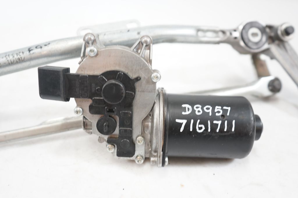 Front wiper linkage and motor (10)