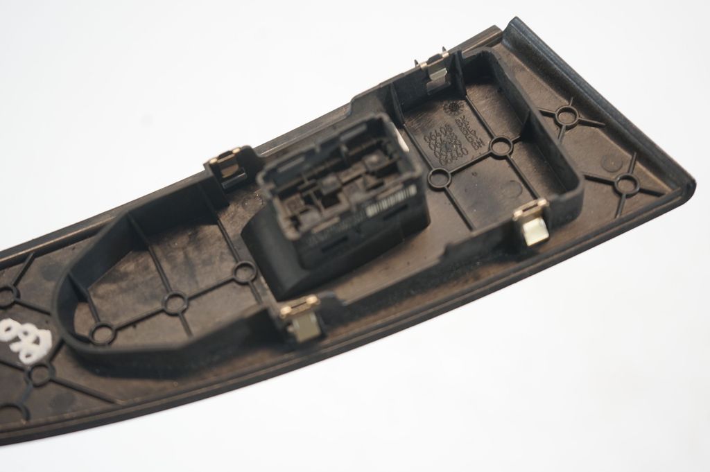 Electric window control switch (8)