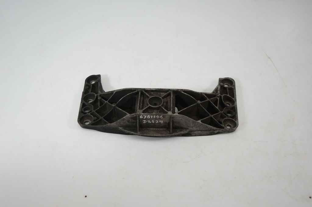 Gearbox mounting bracket