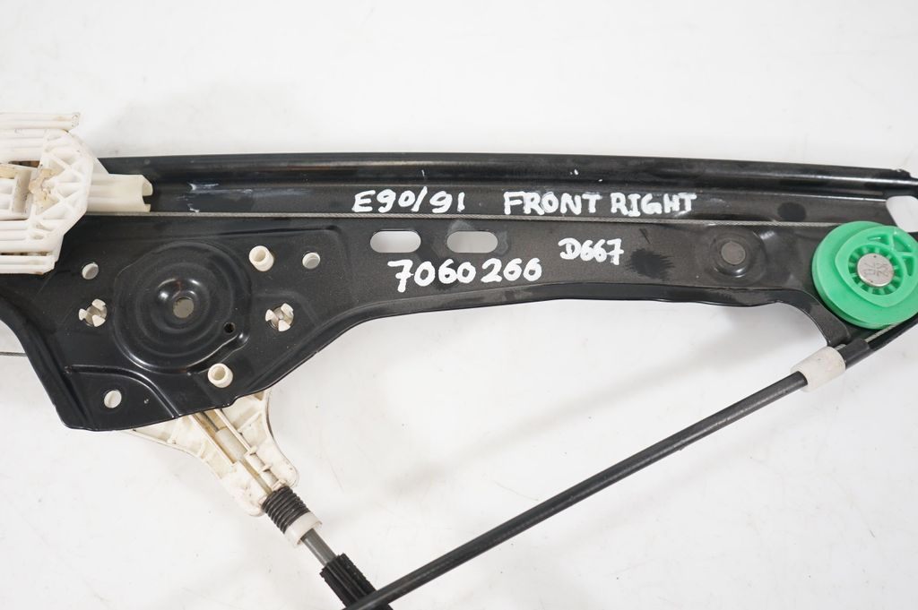 Front door window regulator with motor (9)