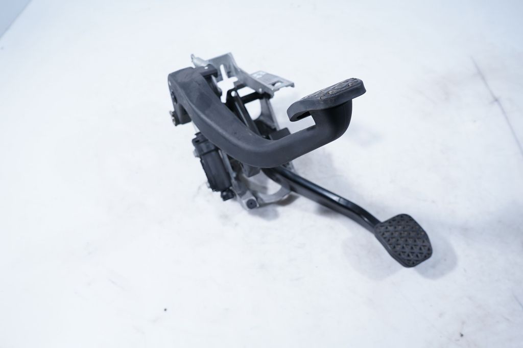 Pedal assembly (4)