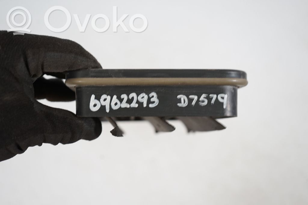 Quarter panel pressure vent (8)