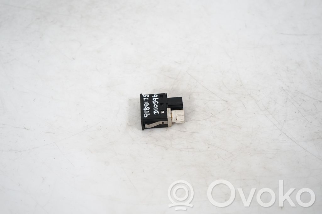 AUX in-socket connector (4)