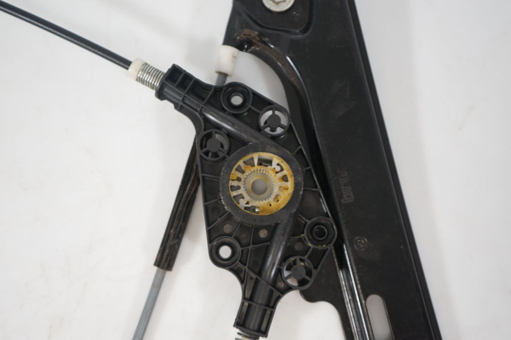 Front door window regulator with motor (8)