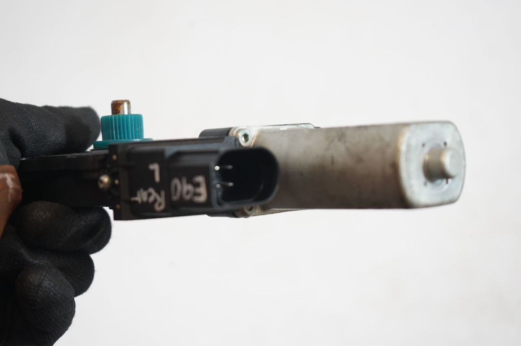 Rear door window regulator with motor (6)