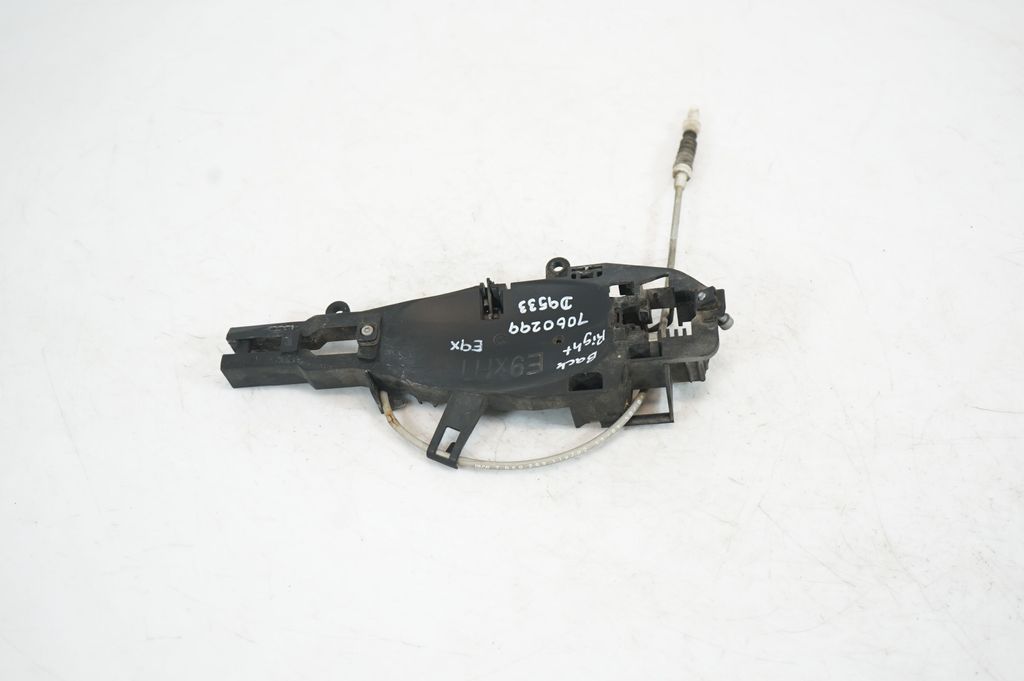 Rear door exterior handle/bracket (3)