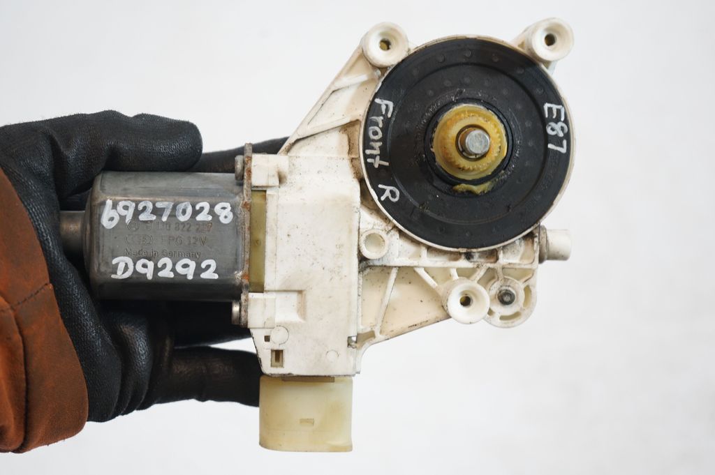 Front door window regulator with motor (8)