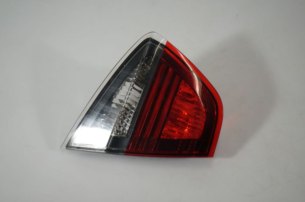 Tailgate rear/tail lights
