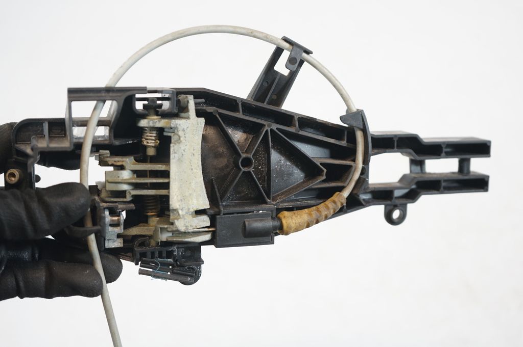 Rear door exterior handle/bracket (6)