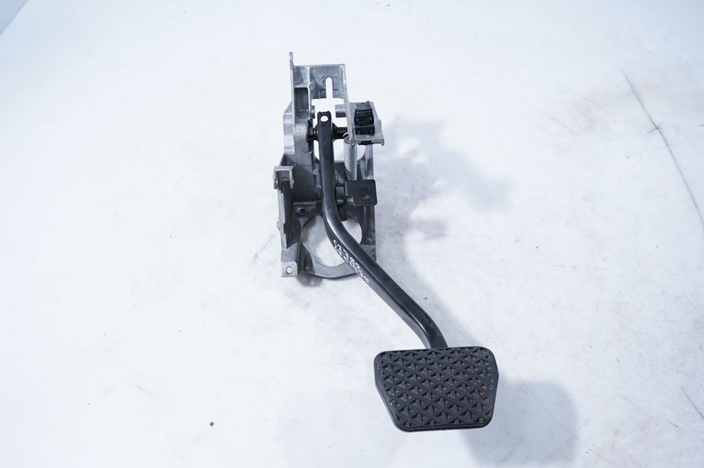 Brake pedal (4)