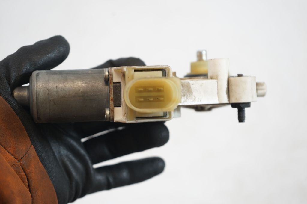 Front door window regulator with motor (6)