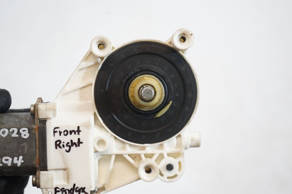 Front door window regulator with motor (6)