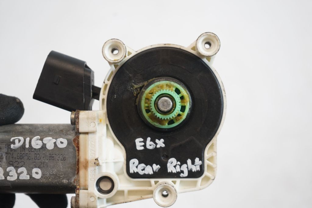 Rear door window regulator with motor (7)