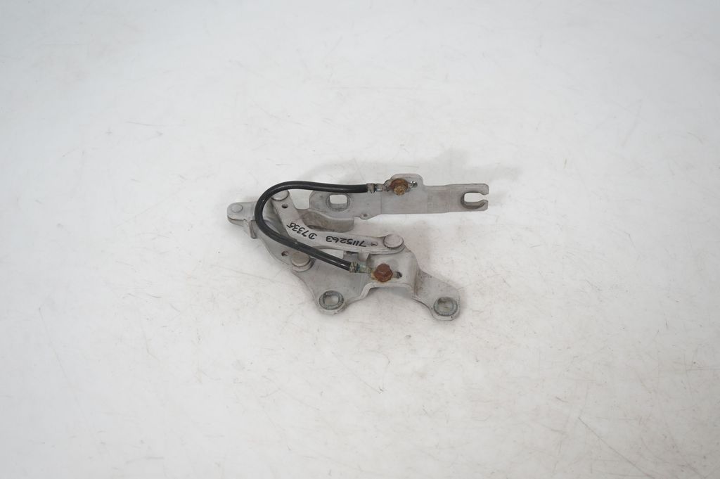 Engine bonnet/hood hinges (3)