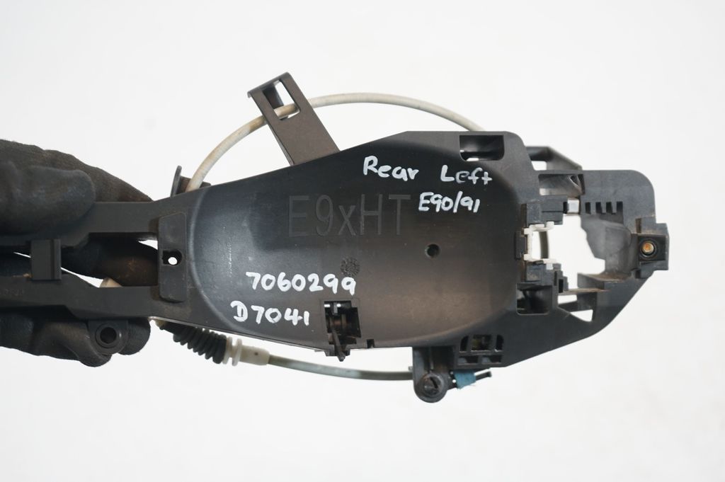 Rear door exterior handle/bracket (7)