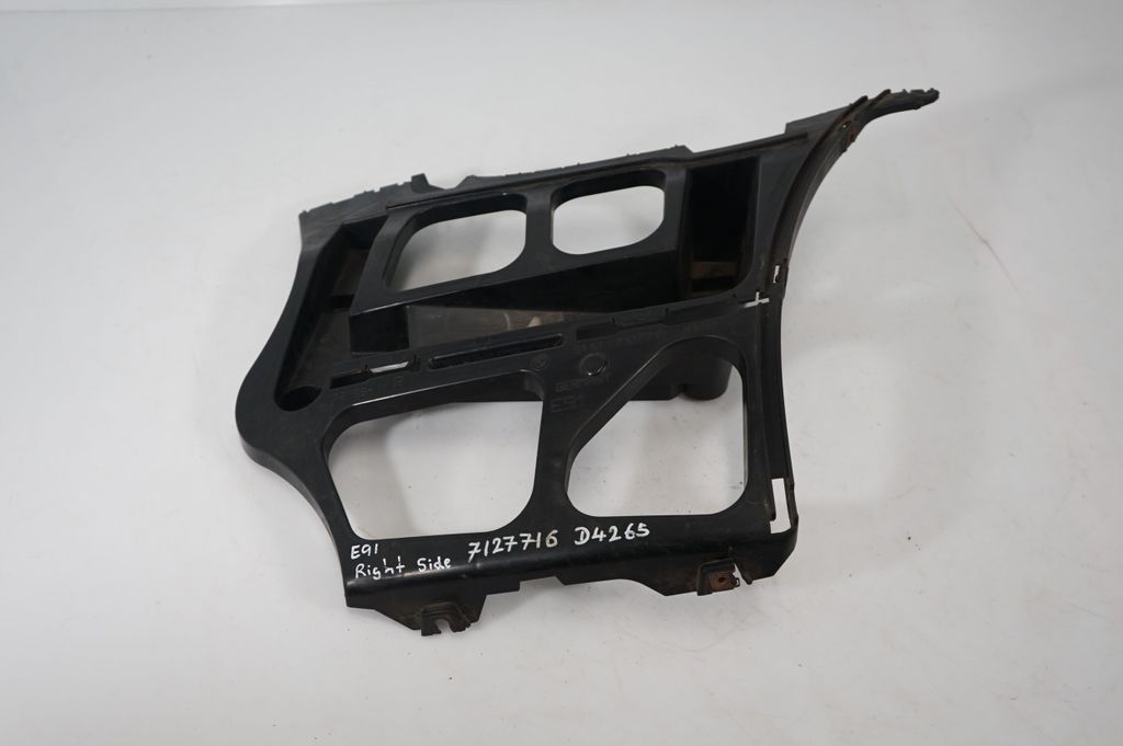 Rear bumper mounting bracket