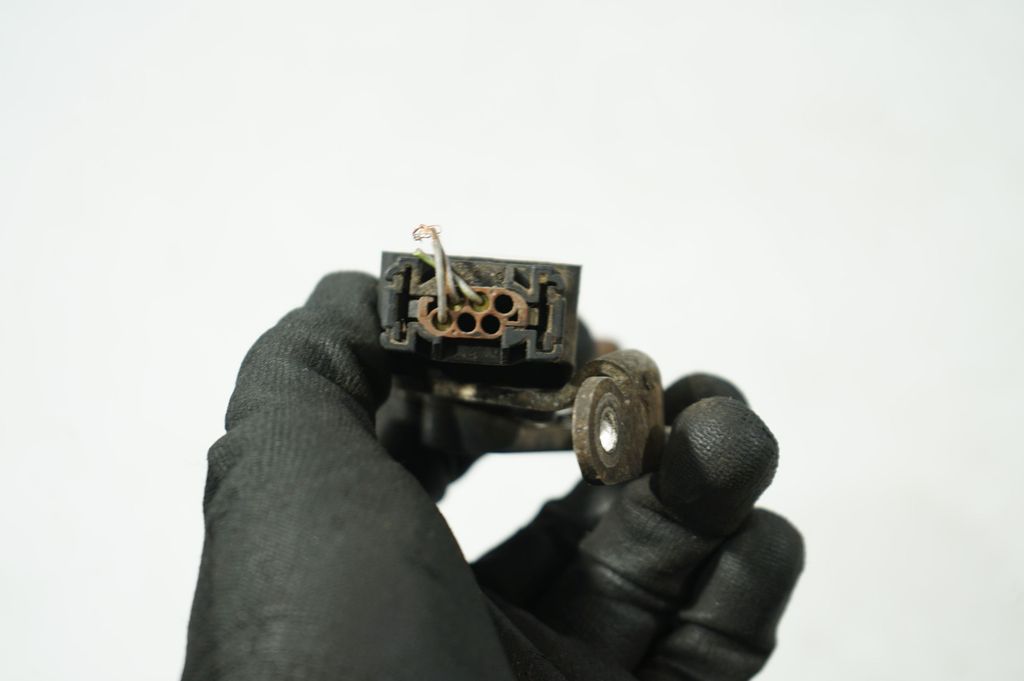 Accelerator throttle pedal (6)