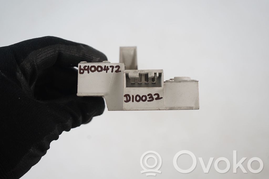 Tail light bulb cover holder (8)