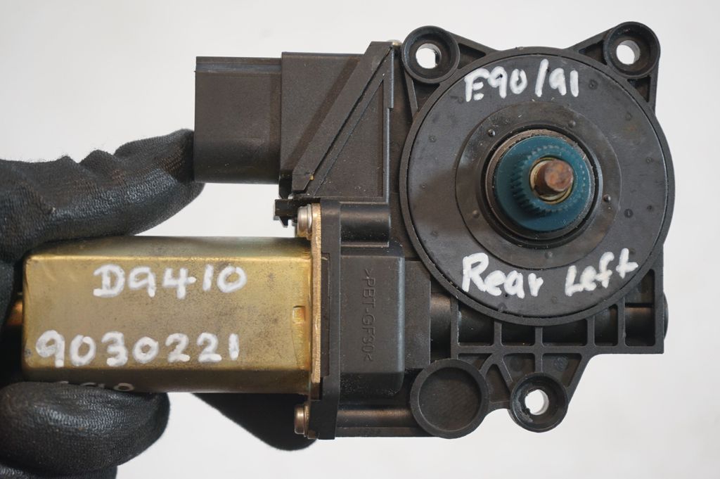 Rear door window regulator with motor (9)