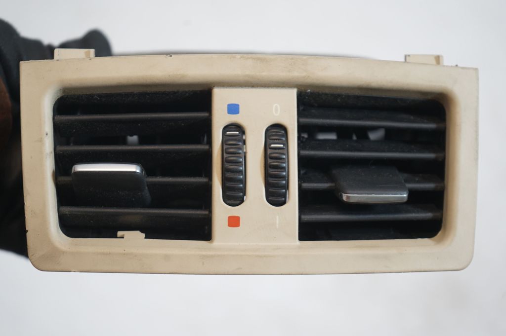 Rear air vent grill (7)