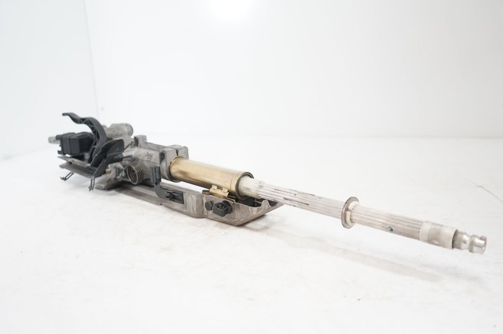 Steering wheel axle (7)