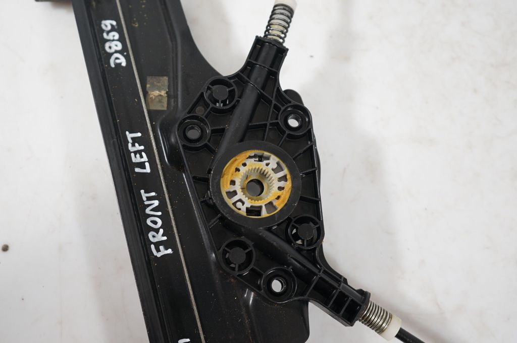 Front door window regulator with motor (7)