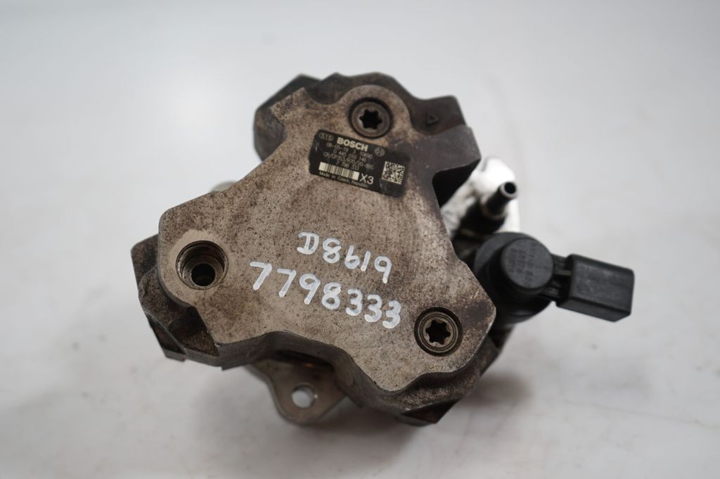 Fuel injection high pressure pump (10)