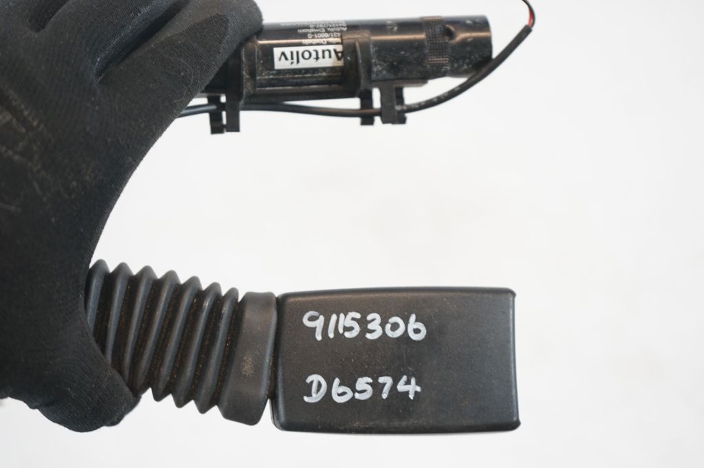 Front seatbelt buckle (8)