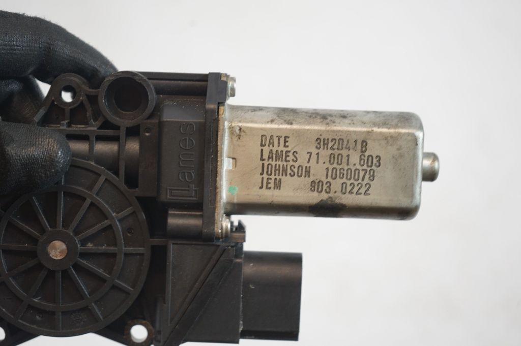 Rear door window regulator with motor (7)