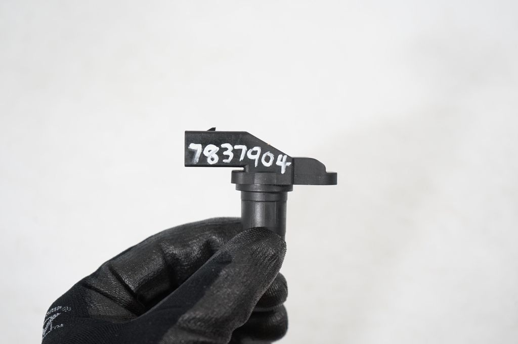 Camshaft position sensor (7)