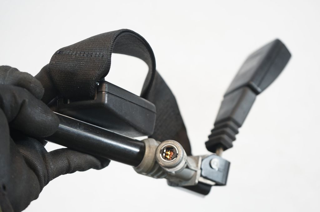 Rear seatbelt buckle (6)