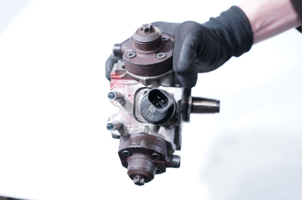 Fuel injector (7)