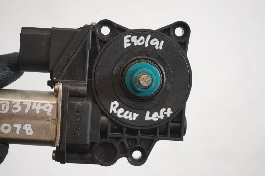 Rear door window regulator with motor (8)