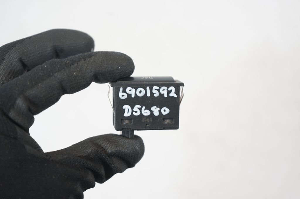 Traction control (ASR) switch (8)