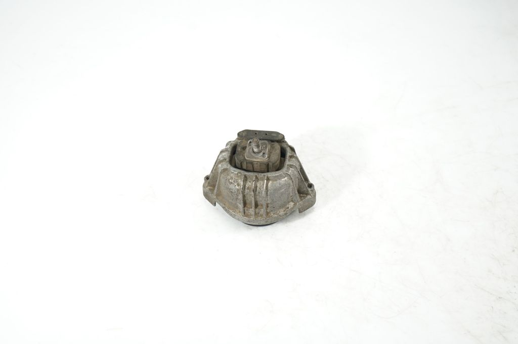 Engine mount bracket