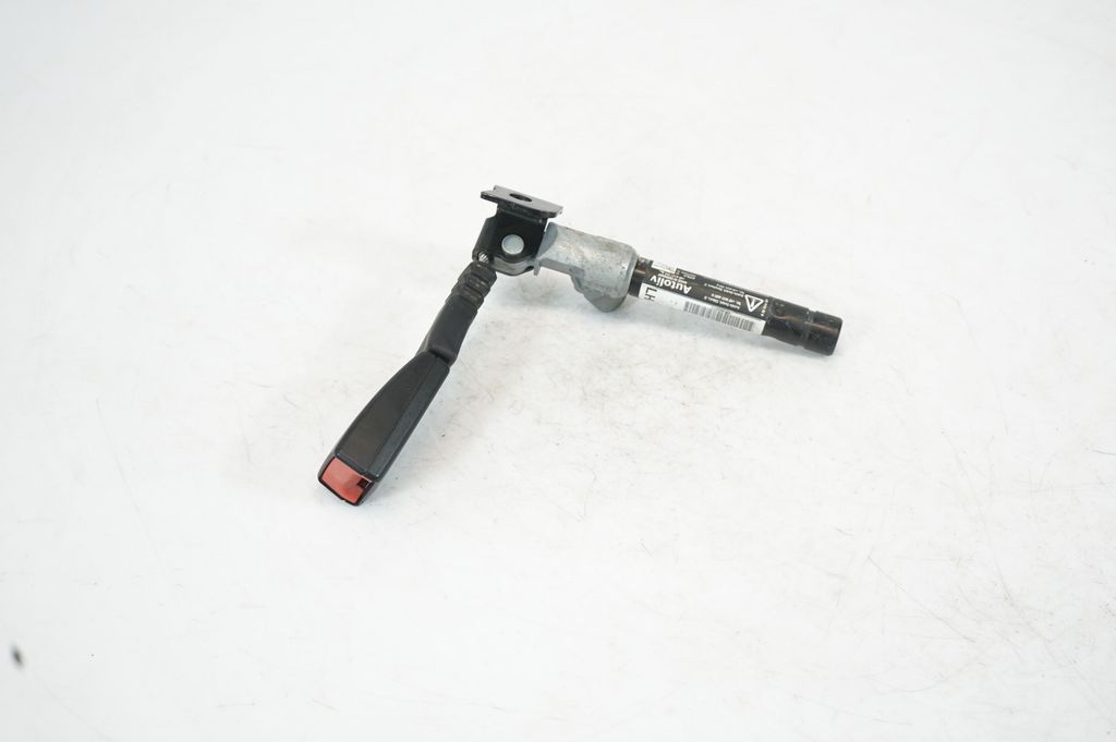 Rear seatbelt buckle (3)