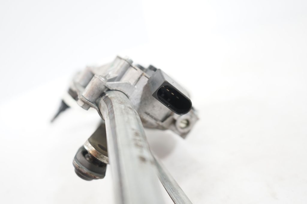 Front wiper linkage and motor (9)