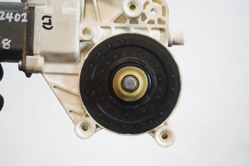 Front door window regulator with motor (7)